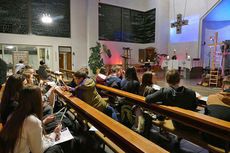 Firmvorbereitung mit Tauferinnerungsgottesdienst in St. Maria, Wolfhagen (Foto: Karl-Franz Thiede)